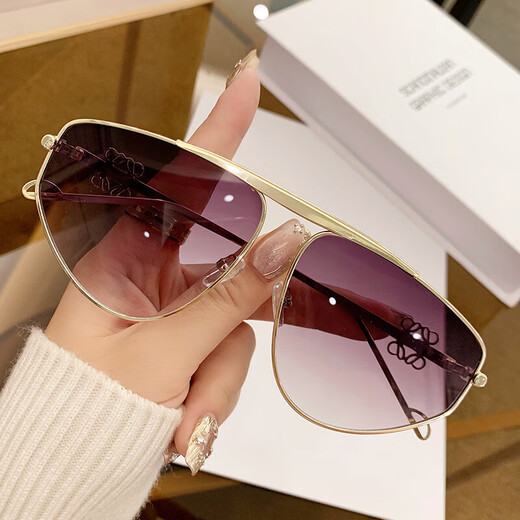 Nuevas gafas de sol de metal para mujeres Diseño Gafas de sol Sense Gafas huecas Marco para protección solar de hombres europeos y estadounidenses Gafas conductoras 9898 Té gris