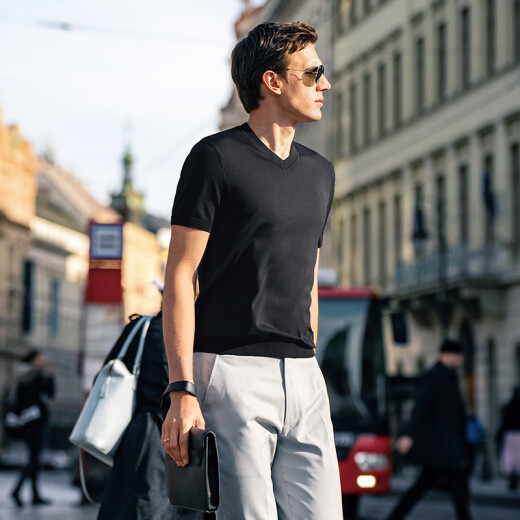 
Mr. Bu's exquisite V-neck knitted short-sleeved t-men 2025 summer solid color cool skin-friendly short-sleeved AT12119 piano black L (175)