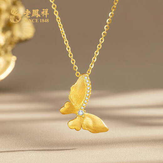 Lao Fengxiang's romantic butterfly 18K gold pendant inlaid with topaz gold necklace as an anniversary birthday gift for girlfriend and wife 18K gold inlaid topaz butterfly pendant