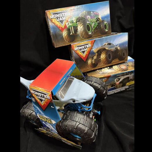Monster Jam remote control monster big bike monster truck 124 children's toy car 115 small iron man 124 battery model official standard