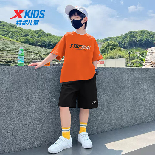 特步（XTEP）儿童运动套装夏季短袖短裤两件套冰丝速干2025新款6-16岁男童夏装 橘T黑裤 140