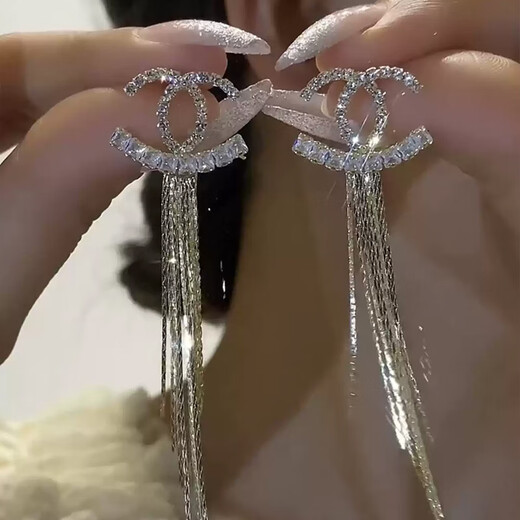 Idel's temperament tassel earrings 2025 new trendy high-end internet celebrity light luxury face-modifying silver needle earrings for women E4014 double C tassel earrings