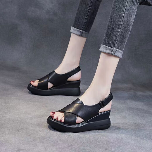 啄木鸟真软皮坡跟凉鞋女2025年夏季新款厚底增高松糕底中跟防滑鱼嘴鞋女 黑色 品牌断码 38