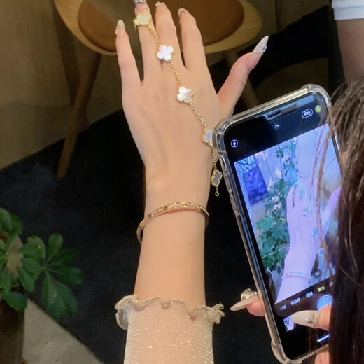 VCA Van Cleef's same four-leaf clover 18K gold bracelet for girls, light luxury high-end five-flower bracelet, versatile gift, gold white mother-of-pearl precision five-flower bracelet, with counter gift box