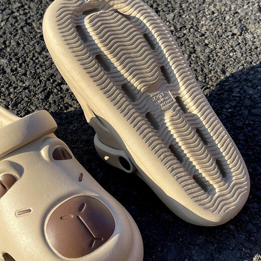 Zapatos de agujeros para niños para niños verano 2025 Nuevo dibujos animados Kapibala anti-slip suave trasero de la bolsa de los pies-hijos de los pies para mujeres marrón 38-39 adecuado para el diario 37-38