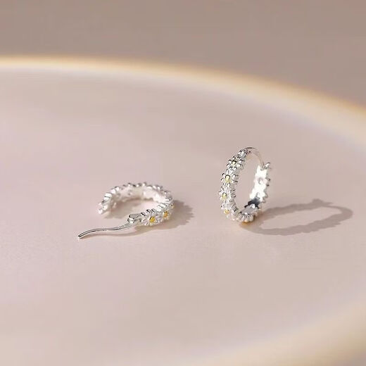RSRDDY sterling silver 9999 silver earrings new anti-allergic earrings niche ins pure silver temperament ear buckle earrings sterling silver daisy earrings Lao Fengxiang's same style 4.56g (sterling silver pair)