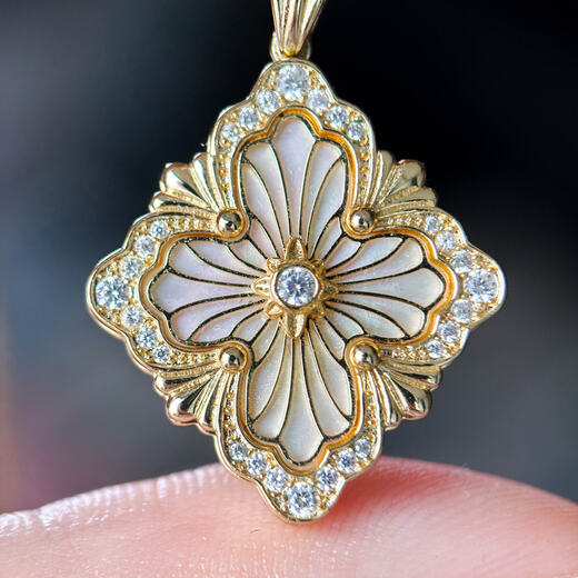 Shengbei European and American medieval palace French opera Opera old money style pendant bag 18K gold clavicle chain four-leaf clover necklace for women top white mother-of-pearl inlaid with diamonds large size (permanently sold