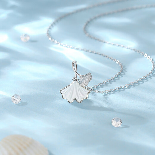 Ginkgo leaf pendant necklace for women 2025 new temperament versatile clavicle chain light luxury high-end accessories Chinese Valentine's Day gift Ginkgo leaf necklace