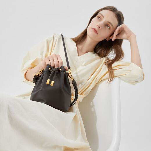 Calvin Klein Kleiner CK modische einfache PU-Bucket-Tasche One-Shoulder Handtasche Kleine Frauen mehrfarbige Senf Tan M Geschenkbox