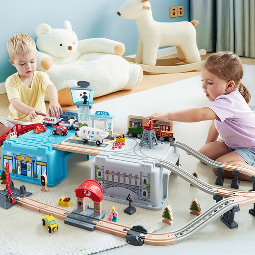 HAPE Train Track Toys Structure de piste en bois Blocons de construction de 3 à 6 ans Cadeaux de la journée pour enfants Set de stockage du centre de transport [avec tête de véhicule électrique]