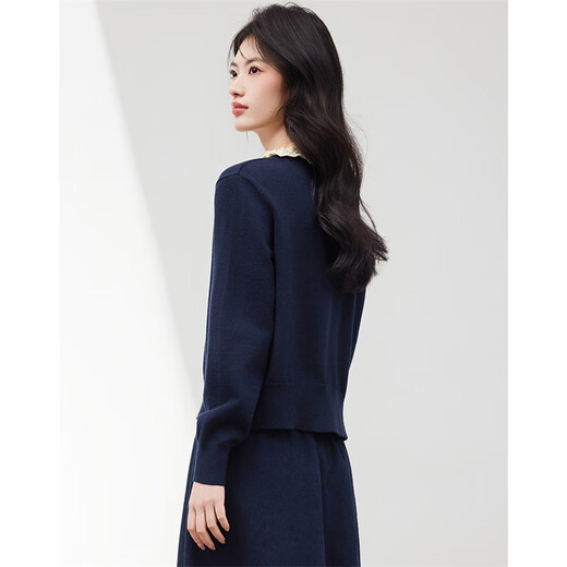 Xin Feiyu fashionable temperament salt knitted cardigan women's autumn and winter 2025 new bottoming shirt for age reduction, western style loose slimming top