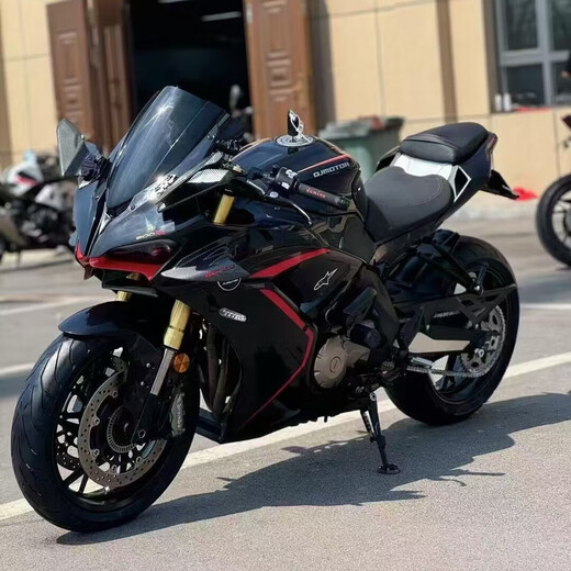 Second-Hand New Qianjiang QJ Rennen 600 Vierzylinder wassergekühltes schweres Motorrad mit großer Straßen-Sportwagen-Party Rennen Frühlingsbrise 675SR Motorrad rot