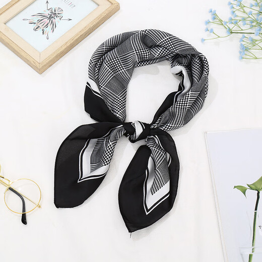 70 Seidenschalel Square Schal Korean Mode vielseitiger professioneller simulierter Seidenschal Retro gedruckter Seidenschal für Frauen 11#D Buchstaben Weiß 70*70