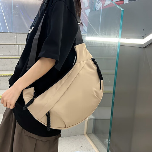潮牌新款大容量单肩包斜挎包饺子包时尚潮流百搭胸包男女出勤背包 黑色