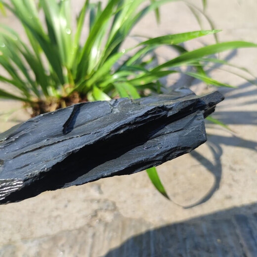 Fish tank stone ornamental stone original tank black gold fine schist turtle basking back schist landscaping platform fish tank climbing pet vacation 10Jin Jin equals 0.5kg small stone pile 5-10cm