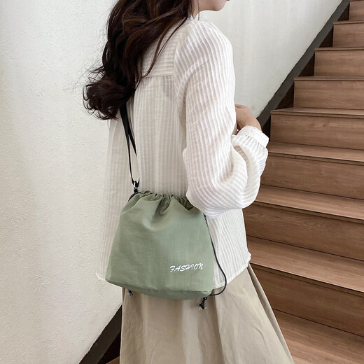 双肩包男抽绳超薄新款时尚潮流可折叠斜跨背包情侣个性纯色小书包 绿色