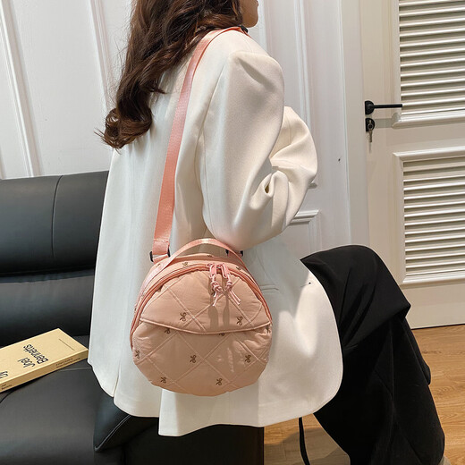 2025新款女士时尚单肩包圆饼包斜挎包百搭通勤包出行小圆包手提包 粉色