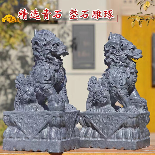 A pair of stone carvings and stone unicorns. A pair of bluestone carvings for town houses, home courtyards, outdoor fortune-seeking beasts, and villa entrance ornaments. Dragon claw unicorns are 75 meters long, 50 meters wide, and 15 meters high.