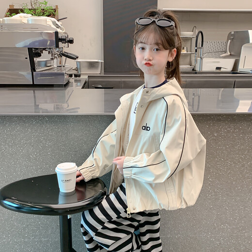 Guai Nicao Girls's Hover Spring и осень -стиль 2025 Новая модная детская одежда средняя крупная детская одежда Топ детская одежда с капюшоном.
