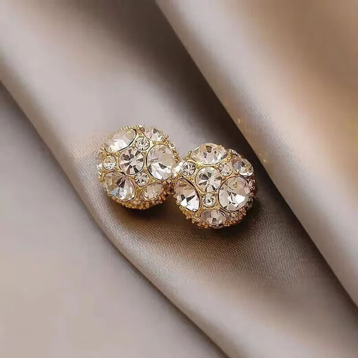 Temperamentless pierced ear clips for women, painless, strong suction magnets, light luxury, high-end niche ear accessories for birthday gifts, golden star-filled diamond ear clips, one pair