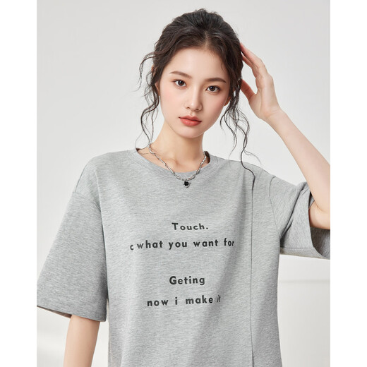 IEF/AIYIFU 2025 Sommer New American Casual Style Letter Print unregelmäßiger Saum vielseitiger mittelgroßer T-Shirt Grau gleich Größe