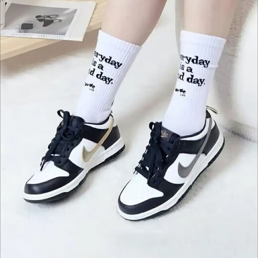 耐克（NIKE）官方篮球鞋女鞋AirJordanaj1板鞋春季低帮透气休闲轻便运动鞋潮品 DH9764-001黑白 小熊猫 40