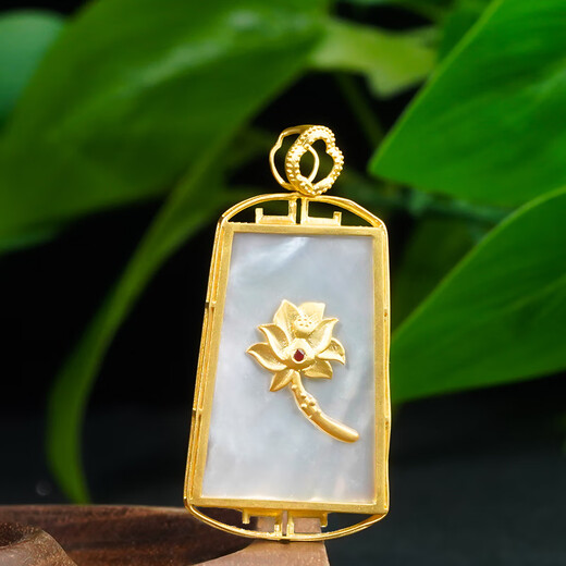 Chili Chinese Valentine's Day gift 18k gold inlaid with spicy green jade a cargo trapezoidal Wushi brand pendant (various chains sent randomly