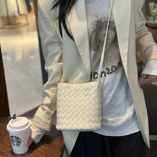 viney牛皮水桶包包女包品牌斜挎包编织包生日礼物送女友老婆 【米白色】单肩手机包 时尚品牌高级感小众轻奢腋下包