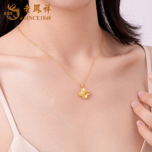 Lao Fengxiang 18K gold four-leaf clover pendant for women, light luxury niche high-end Chinese Valentine's Day birthday gift for girlfriend and wife, four-leaf clover pendant with S925 silver chain, about 0.25g