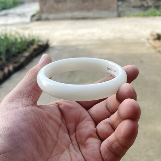 L'ancienne version de Fengchengxiang Style Shaanxi Xi'an Lantian Jade Bracelet à la mode des femmes en terre cuite pour femmes et chevaux Bracelet de beauté Jade Live avec certificat 5,2 cm