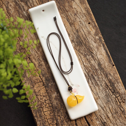 Nine-color cloud amber beeswax gourd pendant necklace carving piece original mine car hanging bag hanging sweater chain men and women chicken oil yellow chicken oil yellow HL942