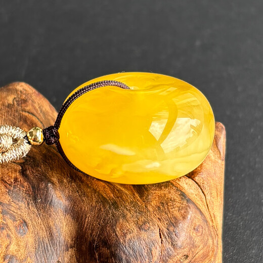 Yuzhi 1 object 1 certificate 1 shot natural Russian chicken fat yellow beeswax safety buckle pendant for men and women amber pendant 5.46g G5528 rare collection about 24*14 mm