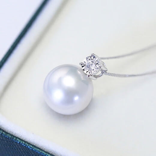 Authentic natural South Sea Australian white pearl pendant. Princess Diana's necklace is perfectly round and flawless with strong light. Princess Diana's Australian white pearl 12MM. Free silver chain with certificate.