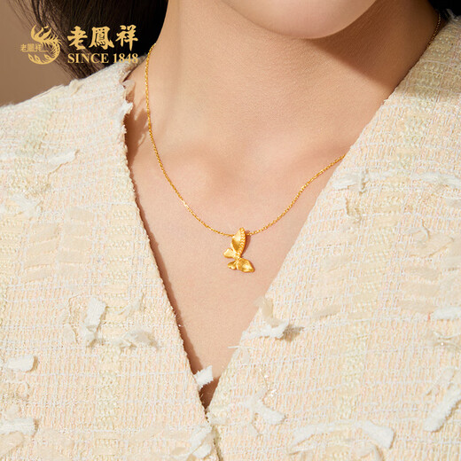 Lao Fengxiang's romantic butterfly 18K gold pendant inlaid with topaz gold necklace as an anniversary birthday gift for girlfriend and wife 18K gold inlaid topaz butterfly pendant