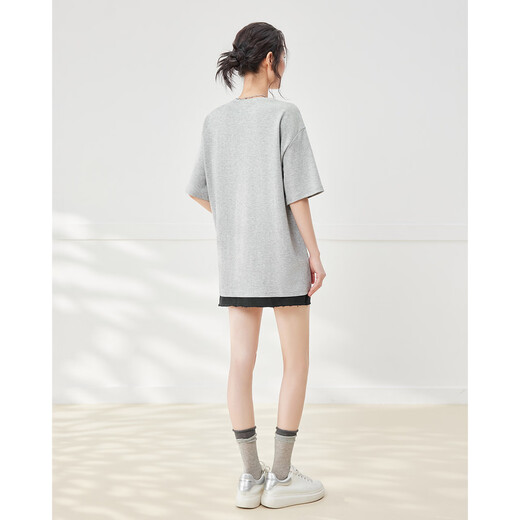 IEF/AIYIFU 2025 Sommer New American Casual Style Letter Print unregelmäßiger Saum vielseitiger mittelgroßer T-Shirt Grau gleich Größe
