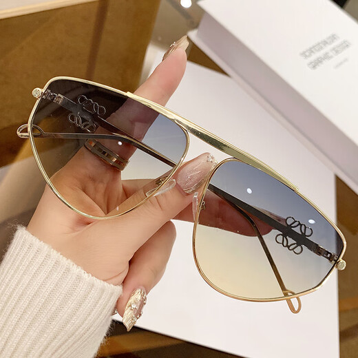 Nuevas gafas de sol de metal para mujeres Diseño Gafas de sol Sense Gafas huecas Marco para protección solar de hombres europeos y estadounidenses Gafas conductoras 9898 Té gris