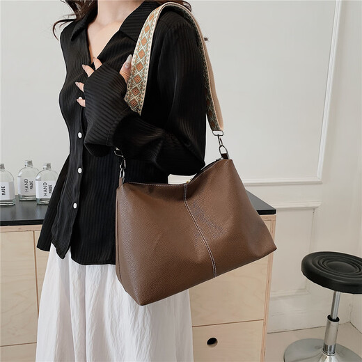 Große Kapazität Retro Casual 2024 Vielseitige neue Mode Umhängetasche Premium Umhängetasche Einkaufstasche Beuteltasche Braun