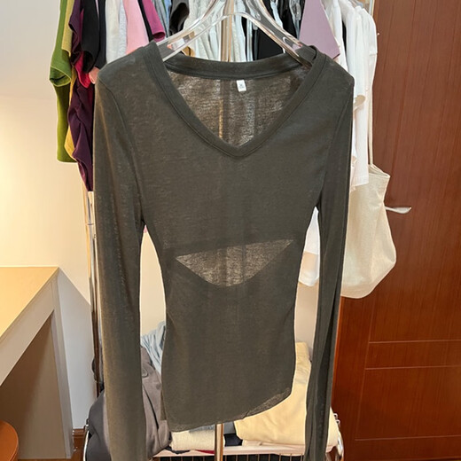 Ran Yilan's same style summer hollow sunscreen long-sleeved T-shirt for women early autumn new V-neck slim leaky back thin bottoming shirt top 7371 Gray S