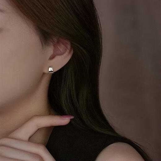 PT950 Platinum Earrings for Women 2025 Hot Style Simple and Temperamental Platinum Earrings for Ear Piercing as Birthday Gift for Girlfriend Curved Earrings