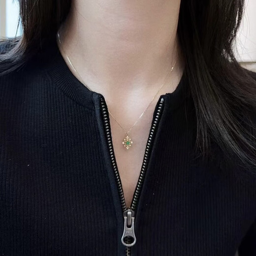 ROYALPICK emerald necklace pendant 18K gold set with diamonds is an exquisite gift for your girlfriend and wife as a Valentine's Day birthday gift