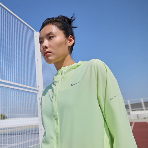 NIKE耐克官方SWIFT女子防泼水可收纳跑步夹克夏季外套梭织HQ0651 133帆白_银 XS