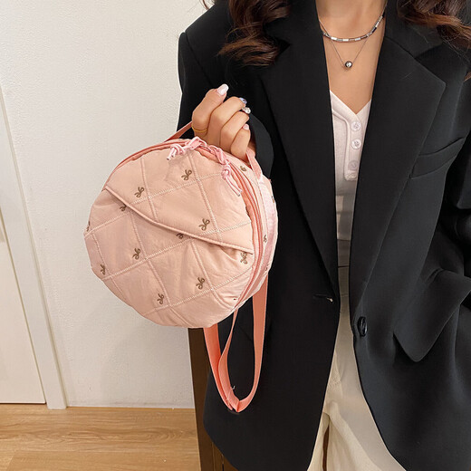 2025新款女士时尚单肩包圆饼包斜挎包百搭通勤包出行小圆包手提包 粉色