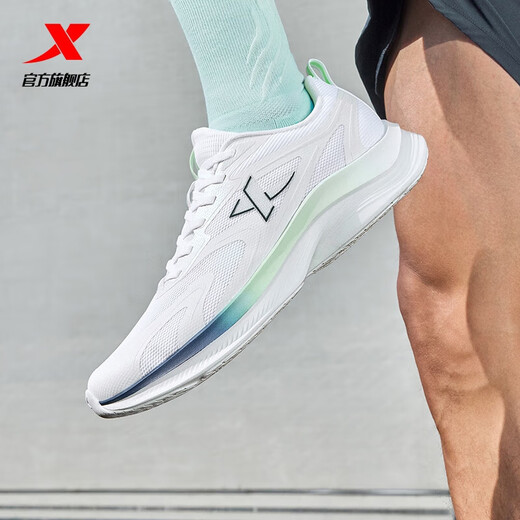 特步（XTEP）跑步鞋男鞋新品透气防滑耐磨运动通勤休闲鞋户外徒步鞋男透气轻盈 经典白/墨青蓝 42