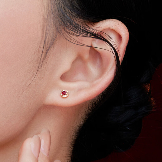 Lukfook Jewelry 18K gold dot ruby ​​single ear stud earrings for gift giving G22DSKE0003R total weight 0.37g single with K gold silicone ear plugs