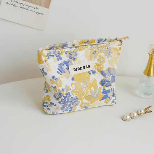 Bolang 2025 new small travel high-end cosmetic bag female aunt towel storage bag lipstick liner bag portable toiletry bag yellow small bag