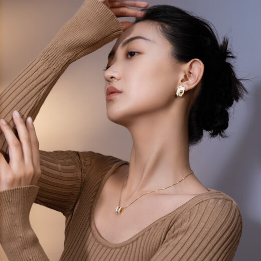 Fellala Little Lucky Letter Necklace for Women, Versatile, High-Class Clavicle Chain, Light Luxury, Reversible, Holiday Birthday Gift, Basic Style (Reversible)