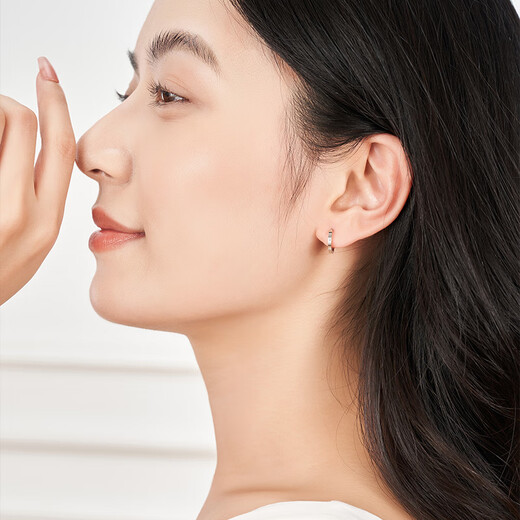 Ming brand jewelry platinum Pt950 white gold highlight earrings earrings gift for women platinum earrings medium version about 2.27 grams inner diameter about 0.9 cm