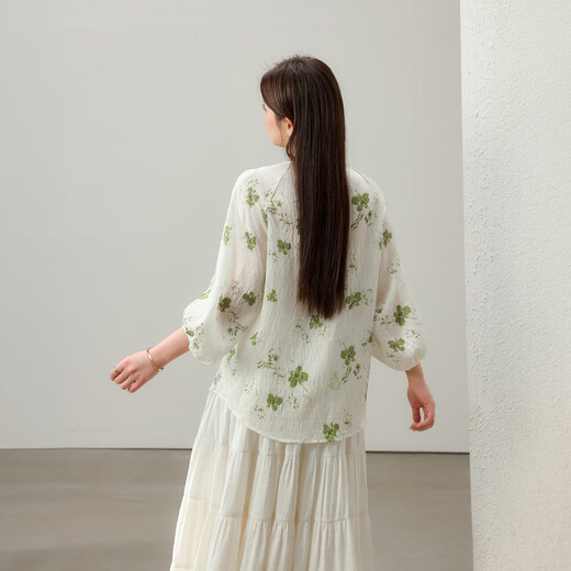 Show de fibra [Papel de flores Moriya] Camisa de cuello en V de encaje floral fresca de gran tamaño MM Summer Summer Nuevo estilo 1424 Color 3xl