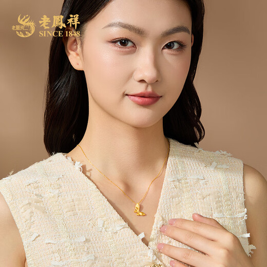 Lao Fengxiang's romantic butterfly 18K gold pendant inlaid with topaz gold necklace as an anniversary birthday gift for girlfriend and wife 18K gold inlaid topaz butterfly pendant