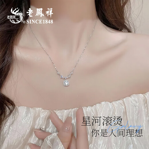 Lao Fengxiang silver necklace women's pendant birthday gift for girlfriend and wife jewelry light luxury niche high-end sparkling sugar cube starlight lover necklace with brand gift box